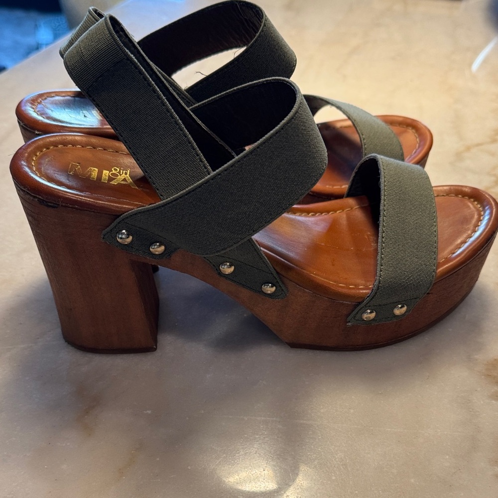 Chic Green Platform Sandals